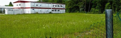 Im Vordergrund soll der neue Wohnpavillon aufgebaut werden, im Hintergrund ist der bestehende zu sehen.Foto Günster