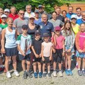 Sportler spielen um Magnumflasche