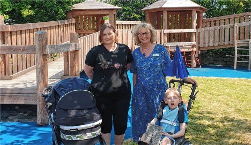 Irmgard Bauer vom Besuchsdienst mit Monika Falkner (links) und Sohn Leon. Foto Bauer