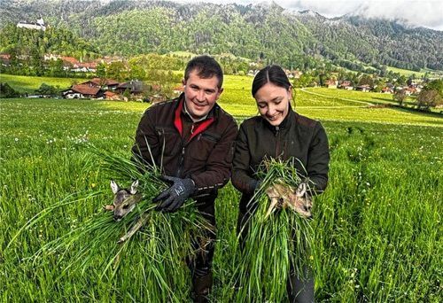 Jakob Hündl junior und seine Freundin Lisa Menzel retten Rehkitzen das Leben. Foto  Jägervereinigung Rosenheim