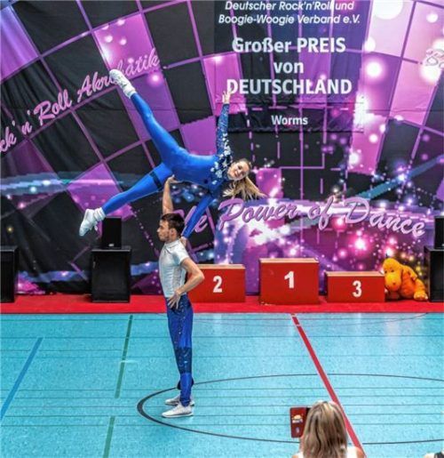 Jan Wimmer und Franziska Schmidt holten sich mit einer mitreißenden Performance, sowohl in den Fußtechnik- als auch in den Akrobatikrunden, Gold beim Großen Preis. Fotos RRCR