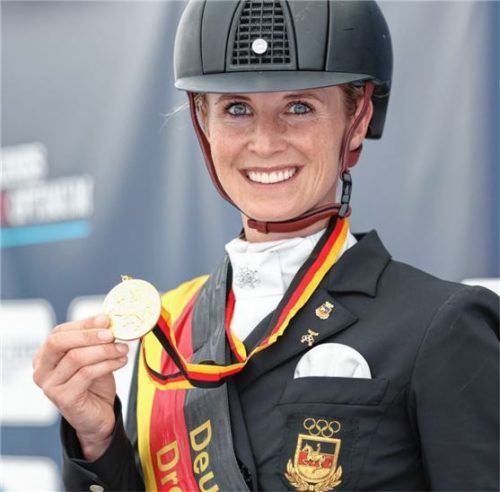 Jessica von Bredow-Werndl zeigt ihre Goldmedaille bei der deutschen Meisterschaft in der Dressur. Foto dpa-Bildfunk