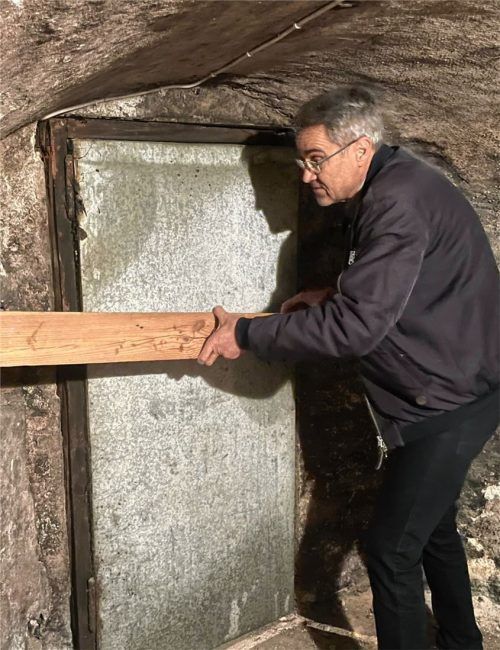 Johannes Herterich, der Eigentümer des Gebäudes, legt den Holzblock in die Nische neben der Tür. Fotos Baumeister