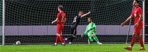 Jubel nach dem 3:4 durch Ruslan Klimov (nicht auf dem Bild): Lukas Perzlmaier (33) dreht in Siegerpose ab. Foto Christian Riedel / fotografie-riedel.net