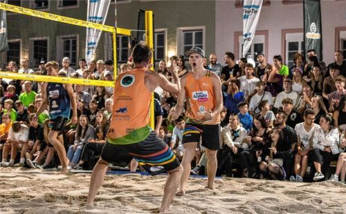 Jubel vor mehr als 1500 Zuschauern auf dem Mühldorfer Stadtplatz: Janik Sambale (rechts) und Florian Schweikert gewannen die Herrenkonkurrenz. Foto Fabian Bartsch