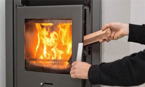 Keine Holzöfen mehr ab 2024? Experten spüren die Verunsicherung bei Eigentümern. Foto dpa