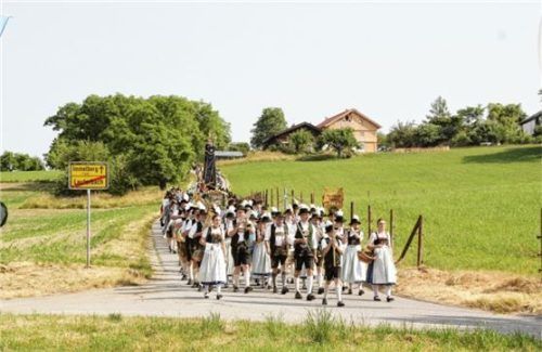 Kirchenzug vom Immelberg zum Dorfplatz vor die Lauterbacher Kirche, wo Pfarrer Robert Baumgartner den Festgottesdienst hielt.Foto reisner