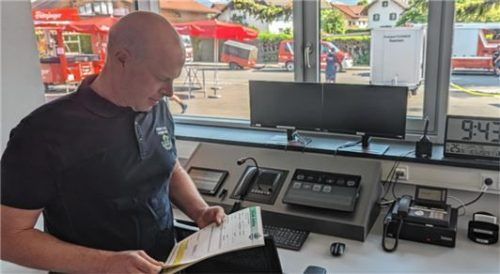 Kommandant Kilian Hager im Funkraum, von wo aus die Einsätze koordiniert werden.