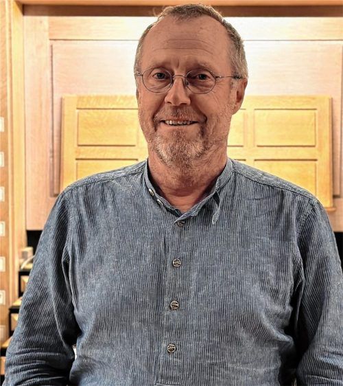 Konrad Heimbeck an seinem Lieblingsort, der Orgel in St. Nikolaus.Foto janka
