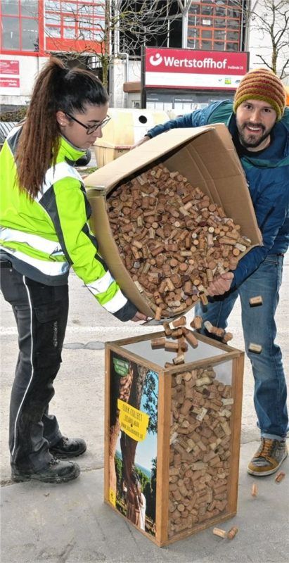 Korken marsch: Auszubildende Vanessa Höger und Begründer Maximilian Hundhammer im Rosenheimer Wertstoffhof. Foto  Schlecker