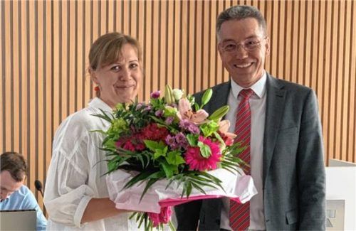 Kreisarchivpflegerin Teresa Lengl empfängt die Glückwünsche von Landrat Otto Lederer.Foto Landratsamt Rosenheim