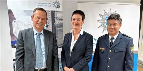 Kriminaldirektor Rainer Wolf (links) mit Ehefrau und Polizeipräsident Manfred Hauser bei der feierlichen Amtseinführung. Foto Polizeipräsidium Oberbayern Süd