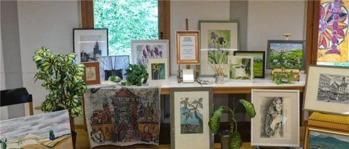 Künstler und Privatpersonen spenden ihre Werke für die Renovierung der Rosenkranzkirche in Fürstätt.Foto re