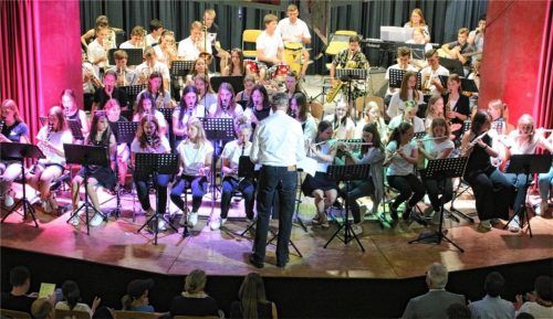 Kunibert Pieper bei vollem Einsatz mit Schulband, Orchester und den Bläserklassen.