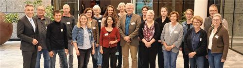 Landrat Otto Lederer (links) mit den Teilnehmern des ersten Vereinscoachings im Foyer des Landratsamtes.

Foto Landratsamt Rosenheim