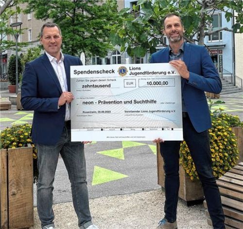 Lions Club Präsident Florian Reichelt (links) übergibt den Spendenscheck an Neon-Geschäftsführer Benjamin Grünbichler. Foto re