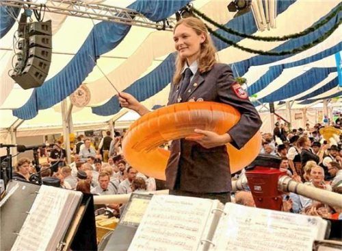 Lisa Weber dirigierte nach der Segnung des Rettungsbootes das Stück „Knallrotes Gummiboot“.
