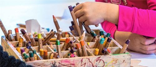 Malen, basteln oder spielen in der Ferienbetreuung. Ab September gibt es das Angebot laut dem Frasdorfer Bürgermeister Daniel Mair.Foto dpa