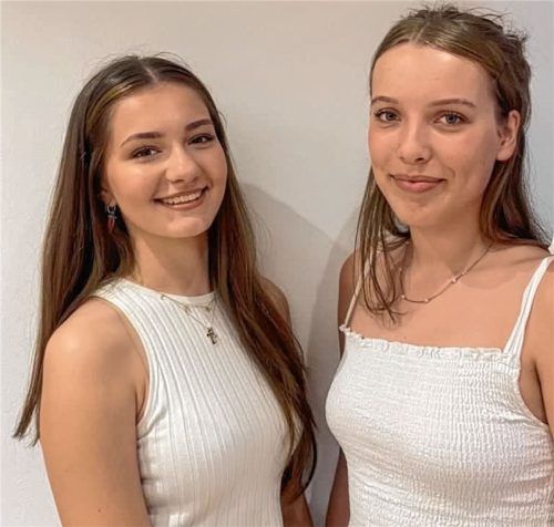 „Mathe ist cool“, sagen Dorotea Radojcic (links) und Marlene Lutz (rechts), die das P-Seminar Mathematik am Ignaz-Günther-Gymnasium leiten. Foto Illustration von Justine Lentz/ Foto privat