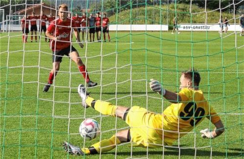 Mehrmals musste das Elfmeterschießen entscheiden, hier zwischen Chieming/Grabenstätt und Unterwössen.Foto Weitz