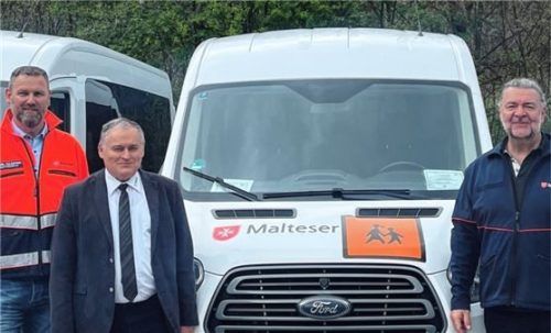 Michael Soldanski (links), Produktverantwortlicher für den Fahrdienst der Malteser im Bezirk Ost-Oberbayern, freute sich über die Auszeichnung. Bert Dübner (Mitte), Sachverständiger im Auftrag der Dekra, und Peter Auinger, Qualitätsmanager der Malteser in Bayern, gratulierten.Foto Malteser