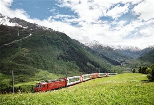 Mit dem Glacier Express geht es von Andermatt nach Chur.