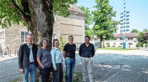 Mit dem Motto „Einander fairstehen“ hat sich die Gemeinde Brannenburg als Fair-Trade-Gemeinde beworben. Bürgermeister Matthias Jokisch (ganz links) sowie vier Mitglieder aus dem insgesamt fünfzehnköpfigen Steuerungskreis (von links) Irmi Bartl, Veronika Lax, Helmut Enzinger und Bernd Vilsmaier waren die treibende Kraft.Foto Thomae