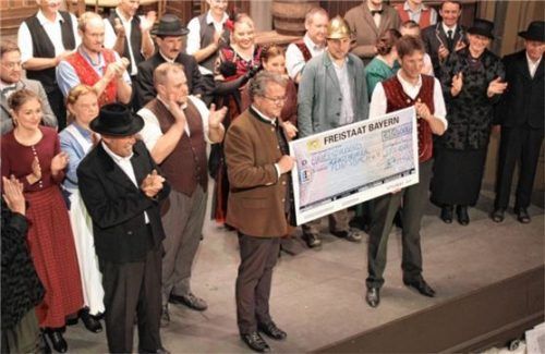 Mit dem Scheck überraschte Klaus Stöttner (links) den Vorsitzenden Toni Obermair und die Theaterer. Foto steffenhagen