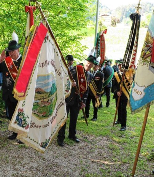 Mit Fahnenabordnungen beteiligten sich die KSK Sachrang, die Nachbarn aus Aschau sowie Veteranenvereine aus dem nahen Tirol am Jahrtag des Veteranenvereins Sachrang. Foto Rehberg