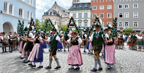 Mitglieder der „Innviertler“ bei einem Auftritt auf dem Grünen Markt. Foto Archiv Franz Schmid