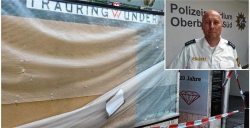 Mithilfe eines Gullydeckels hatten sich die Täter Zutritt in das Geschäft verschafft. Polizeihauptkommissar Stefan Sonntag hofft auf Zeugenhinweise. Foto hob/Stefan Sonntag