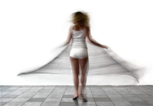 Monika Supés Werk „Ummantelung 2014“ ist in der Städtischen Galerie Rosenheim ausgestellt.Foto  Supé