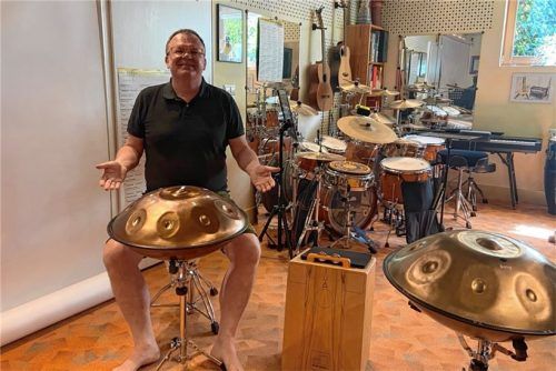 Musiker Chris Partsch in seinem Musikstudio an der Handpan. Foto Baumann