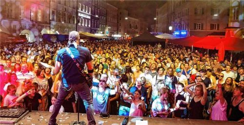 Musiker rocken die Bühne auf dem Max-Josefs-Platz.