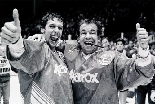 Nach dem Titelgewinn 1989 auf dem Düsseldorfer Eis: Markus Berwanger und Verteidiger Butzi Reil mit Zigarre. Fotos Hans-Jürgen Ziegler