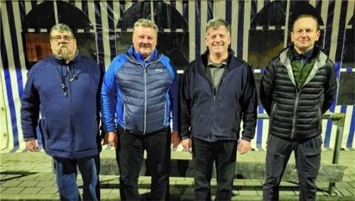Nach der Vorstandswahl fungieren (von links) Rainer Sonnenhauser als Schriftführer, Emmeran Fischer als Zweiter Abteilungsleiter, Christian Ramerth als Abteilungsleiter und Robert Hohenadler als Kassier.Foto Niessen