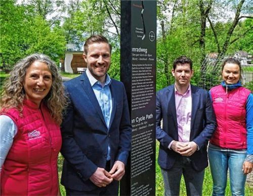 Neben einer der neuen Stele: (von links) Christina Pfaffinger, Geschäftsführerin Chiemsee-Alpenland Tourismus, Daniel Artmann, stellvertretender Bürgermeister Rosenheim, Florian Englert, Geschäftsführer der Veranstaltungs- und Kongress Firma Rosenheim und Sarah Müllinger, Chiemsee-Alpenland Tourismus Projektmanagerin Aktiv. Foto cat