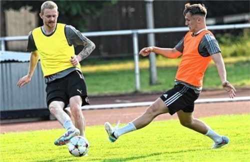 Neuzugang Maximilian Pichler (links) und Malik Salkic bildeten die Rosenheimer Innenverteidigung im ersten Vorbereitungsspiel. Foto Hans-Jürgen Ziegler