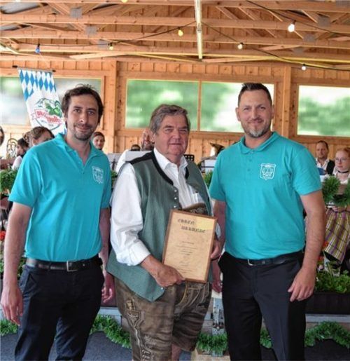 Peter Maier (Mitte) erhielt die Auszeichnung als neues Ehrenmitglied durch den Zweiten Vorsitzenden Peter König junior (links) und den Vorsitzenden Marcus Maier.