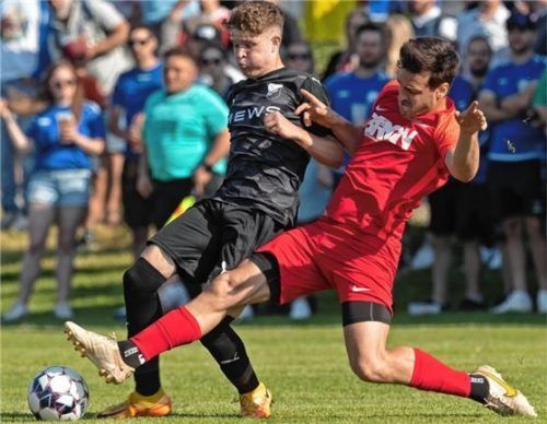 Pettings Torjäger Dominik Straßer (links) probierte alles, sein 15. Saisontreffer blieb ihm jedoch verwehrt. Foto Bittner