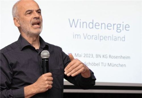 Professor Dr. Sören Schöbel-Rutschmann hielt einen Vortrag über die positiven Aspekte der Windräder.Foto schekatz