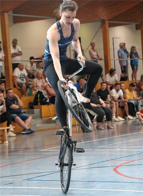 Ramona Dandl gewann die Vorrunde mit 187,92 Punkten und fuhr im Finale mit 169,23 Punkten auf Platz drei. Hier ist die Vagener Biochemiemasterstudentin beim Übergang vom Reitsitz in den Steuerrohrsteiger zu sehen.Foto Wilfried Schwarz