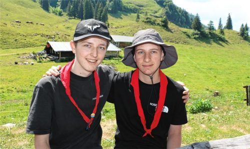 Raphael und Anton (beide 16) aus Rosenheim waren mit Feuereifer dabei, Steine vom oberen Rand der Almwiese nach unten rollen zu lassen.Fotos Rehberg