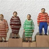 Schalen und Holzfiguren erzählen Geschichten vom Leben