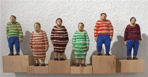 Regina Marmaglio: „getroffen“, sechsteilig, Linde/Farbe (2022). Fotos bößwetter