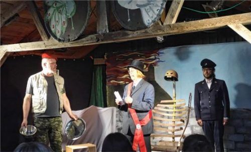 Ritter Lanzelot (James Schmidt) im Dialog mit dem Bürgermeister (Barbara Hofmann) in der Inszenierung der Vetternwirtschaft in Rosenheim.Foto friedrich