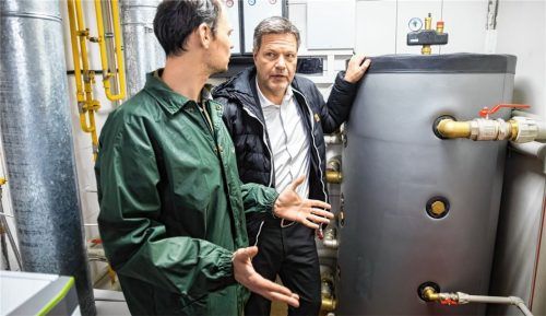 Robert Habeck (Bündnis 90/Die Grünen), Bundesminister für Wirtschaft und Klimaschutz, lässt sich beim Besuch eines Krankenhauses mit nachhaltigem Energiekonzept den Tank einer Wärmepumpe zeigen. Foto dpa