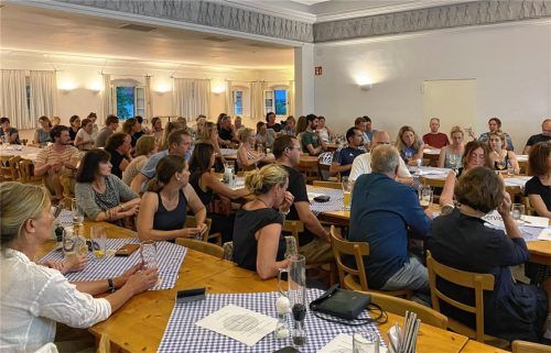 Rund 100 Tuntenhausener Bürger waren zu dem Abend „Gemeinsam gegen sexualisierte Gewalt“ gekommen. Foto  Lagler