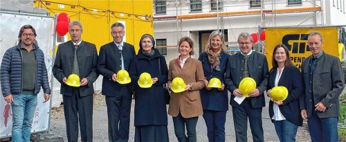 Schon beim Halbzeitfest Mitte Oktober 2022 wurde deutlich, dass das therapeutische Internat Kindern mit Traumata Schutz und Geborgenheit bietet. Davon überzeugten sich (von links) Chiemsees Bürgermeister Armim Krämmer, Gstadts Bürgermeister Bernhard Hainz, Landrat Otto Lederer, Äbtissin Schwester Johanna vom Kloster Frauenwörth, Stiftungsgründerin Johanna Ruoff, Marianne Lüddeckens von BR-Sternstunden, Landtagsabgeordneter Klaus Stöttner, OVB-Redaktionsleiterin Carmen Krippl und Breitbrunns Bürgermeister Anton Baumgartner. Foto Kirchner