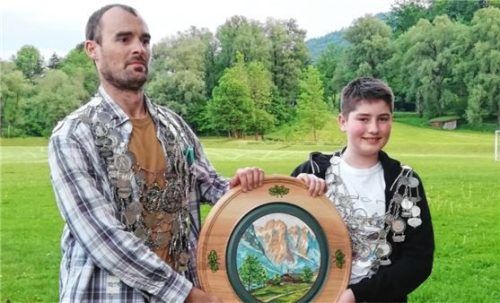 Schützenkönig Paul Barnickel und JungschützenkönigMichael Hagen konnten sich die Schützenkette beimKönigsschießen 2023 umhängen lassen.Foto re